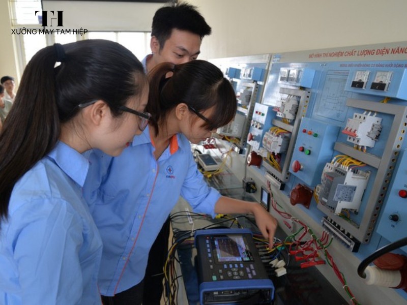 Hình ảnh sinh viên mặc đồng phục trường Đại học Điện lực 6