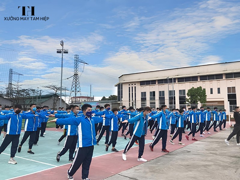 Hình ảnh sinh viên mặc đồng phục trường Đại học Điện lực 4