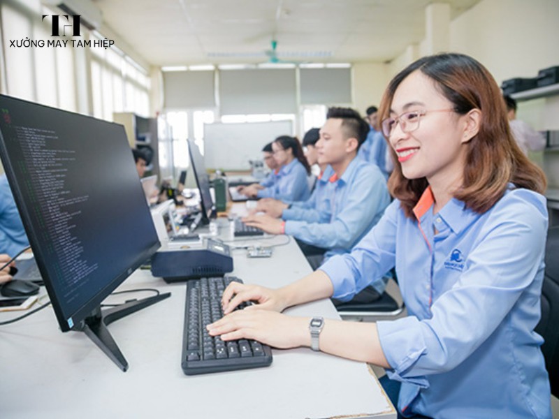 Hình ảnh sinh viên mặc đồng phục trường Đại học Điện lực 3