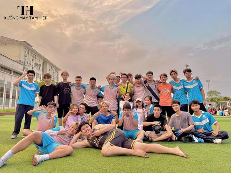 Hình ảnh sinh viên mặc đồng phục trường Đại học Điện lực 2