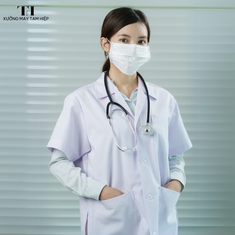 Tìm xưởng may quần áo Blouse bác sĩ đẹp, chuẩn y tế? Đây là gợi ý cho bạn 13 May áo bác sĩ chất liệu cao cấp tại Xưởng may Tam Hiệp