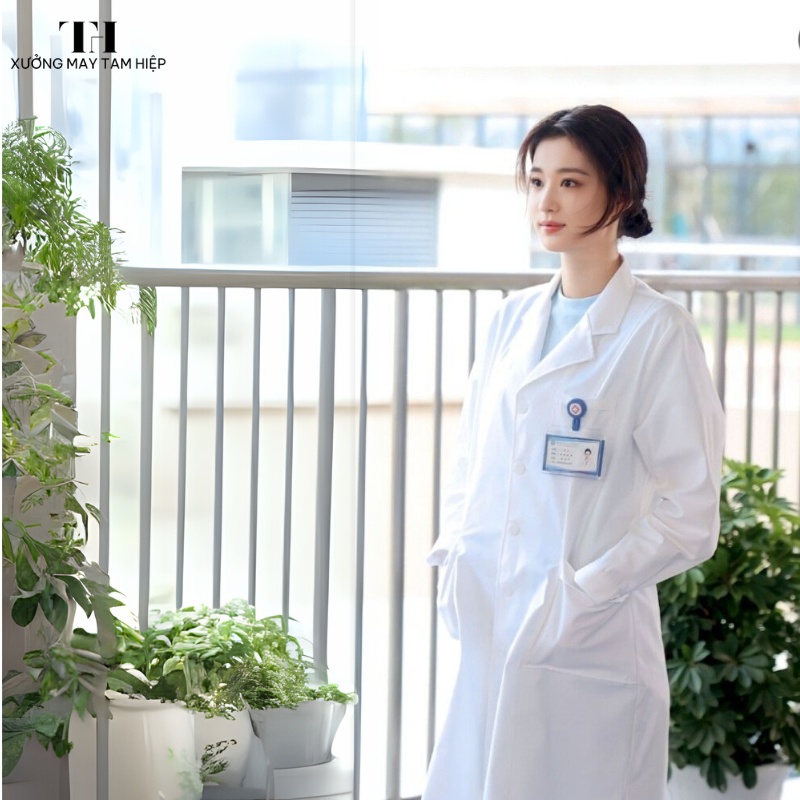 Tìm xưởng may quần áo Blouse bác sĩ đẹp, chuẩn y tế? Đây là gợi ý cho bạn 14 Áo bác sĩ Blouse dáng dài hiện đại, phù hợp bệnh viện và phòng khám