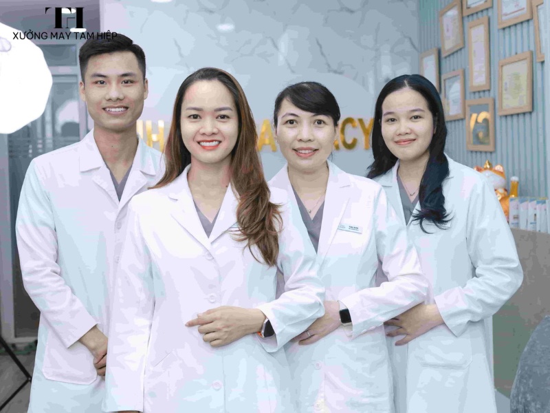 50+ mẫu áo blouse dược sĩ đẹp, chất lượng, giá tốt nhất 2025 2 Áo blouse dược sĩ giúp nhận diện nghề nghiệp, mang lại sự chuyên nghiệp và thoải mái