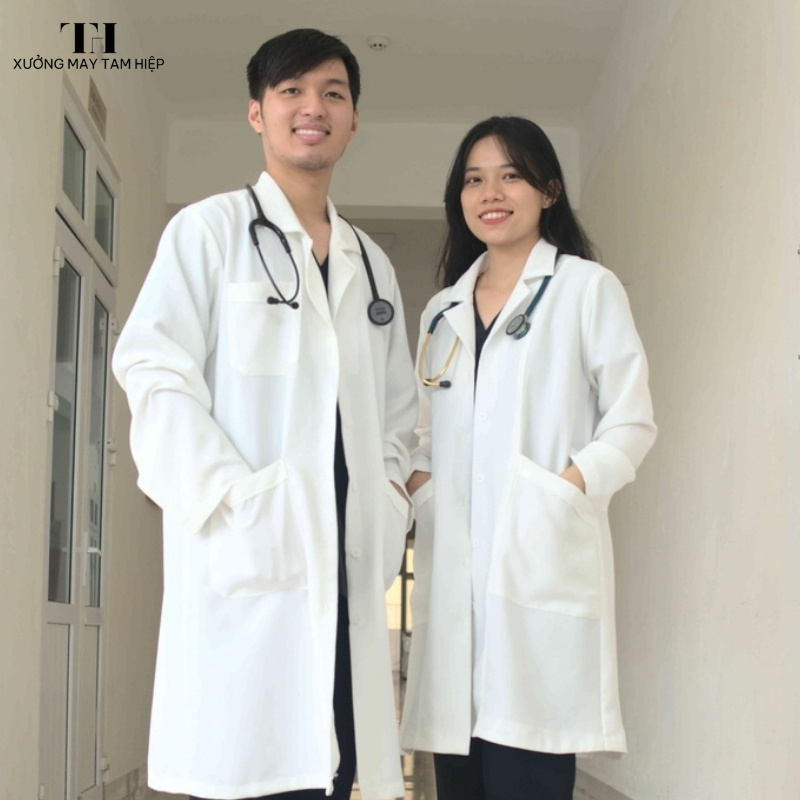 50+ mẫu áo blouse dược sĩ đẹp, chất lượng, giá tốt nhất 2025 4 Áo blouse dược sĩ phản ánh bản sắc riêng của các cơ sở y tế