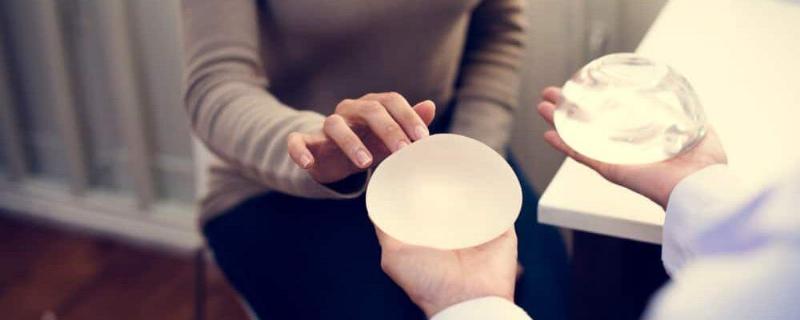 Chọn áo bác sĩ cho bé phù hợp với dáng người