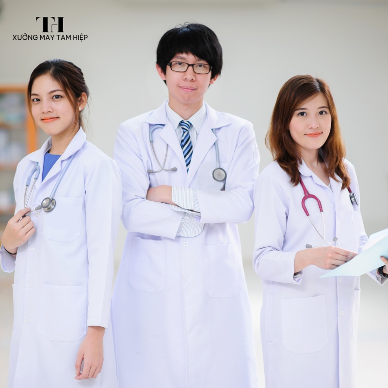Xưởng may đồng phục bệnh viện chuẩn mực y tế, chất lượng, giá tốt 13 Đồng phục bác sĩ là áo blouse trắng truyền thống, dáng dài
