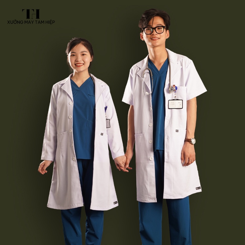 Xưởng may áo blouse nam uy tín, chất lượng, giá cả phải chăng 1 Áo blouse nam được thiết kế để tạo sự thoải mái, tiện lợi cho bác sĩ trong khi làm việc