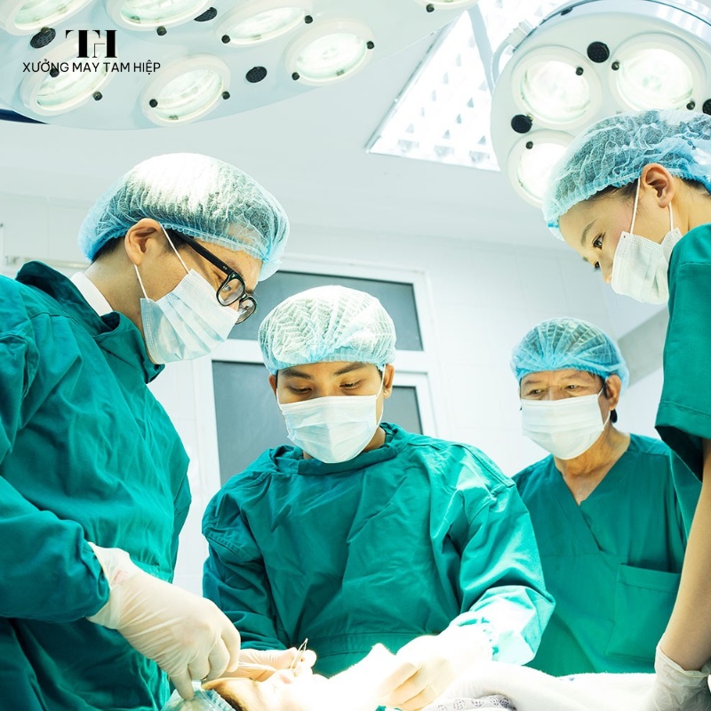 Đơn vị may áo phẫu thuật chuẩn y khoa, giá tốt, chất lượng cao 2 Áo phẫu thuật giúp ekip mổ ngăn chặn được vi khuẩn, các tác nhân lây nhiễm trong phòng mổ