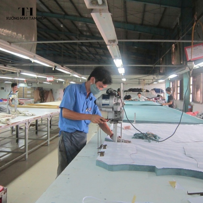 Xưởng may áo blouse nam uy tín, chất lượng, giá cả phải chăng 5 Đội ngũ nhân viên nhiệt tình, tận tâm, trả hàng đúng hạn
