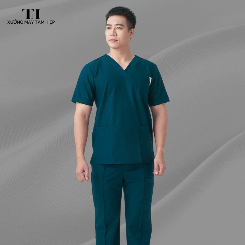 99+ mẫu áo Scrubs chất liệu vải Cotton Hàn lạnh đẹp, đạt chuẩn y tế, giá tại xưởng 18 Áo scrubs cổ V có thiết kế tinh tế với phần cổ áo hình chữ V