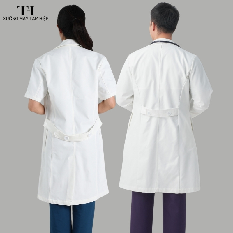 May áo Blouse nữ tại đâu chất lượng, giá tốt và đạt chuẩn y tế? 3 Điểm khác biệt giữa áo Blouse nữ và áo Blouse nam thường là xẻ tà phía sau hông
