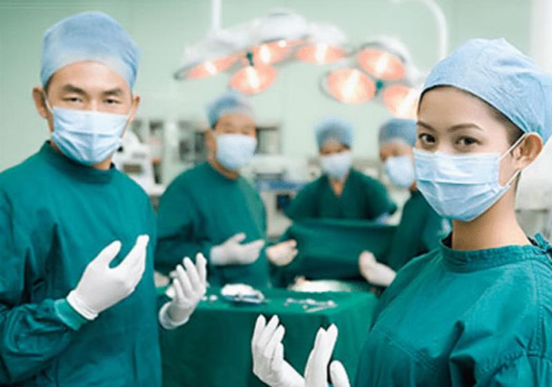 Tại sao chọn màu xanh lá cây hoặc xanh dương cho áo phẫu thuật?