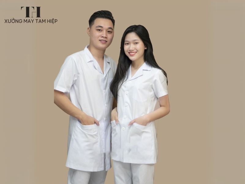 Áo Blue trắng dáng ngắn cho cả bác sĩ nam và bác sĩ nữ 
