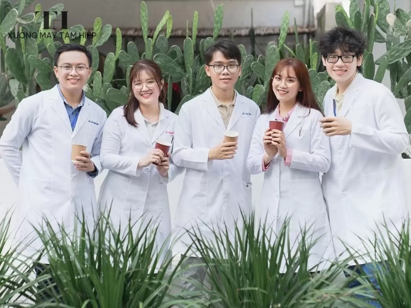 Sự đồng bộ của trang phục bác sĩ giúp xây dựng hình ảnh bệnh viện phòng khám chuyên nghiệp