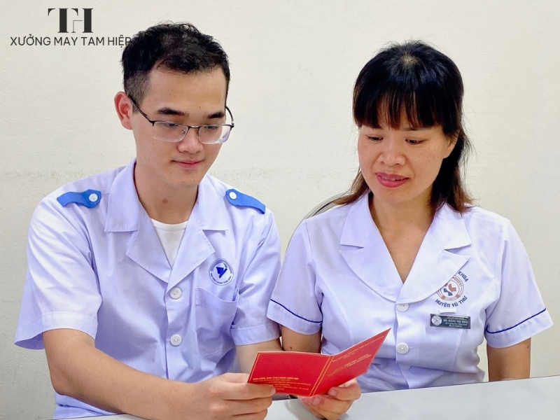 Đồng phục y tá nam in logo ở ngực trái