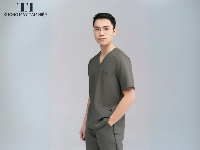 Mẫu đồng phục điều dưỡng nam màu xanh rêu đậm