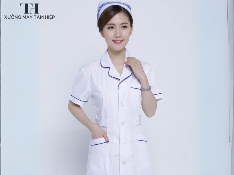 Đồng phục y tá màu trắng cổ vest thiết kế thanh lịch