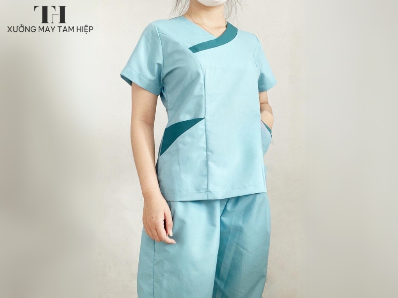 Bộ đồ điều dưỡng cổ tim chéo cách điệu hiện đại