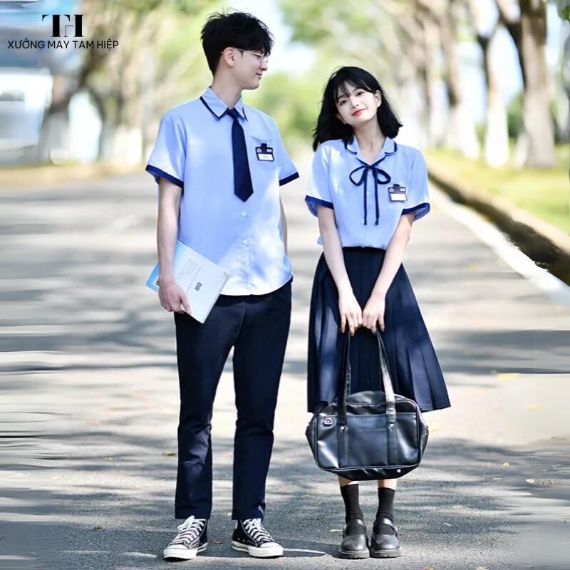 Đồng phục học sinh cấp 3 truyền thống được thiết kế đơn giản, thẩm mỹ và phù hợp với quy chuẩn giáo dục.