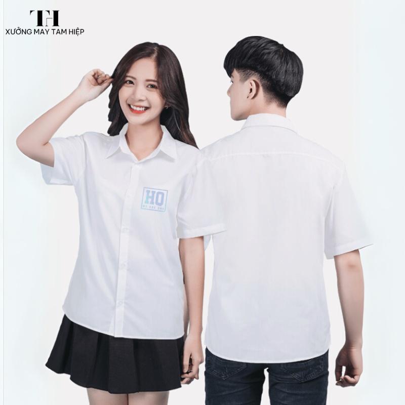Đồng phục sơ mi học sinh 3 Đồng phục sơ mi trắng cổ bẻ truyền thống vừa đơn giản mà dễ phối đồ, không sợ lỗi bị mốt.