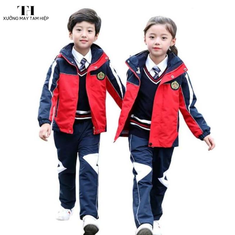 Đồng phục học sinh tiểu học mùa đông dày dặn và giữ nhiệt tốt.