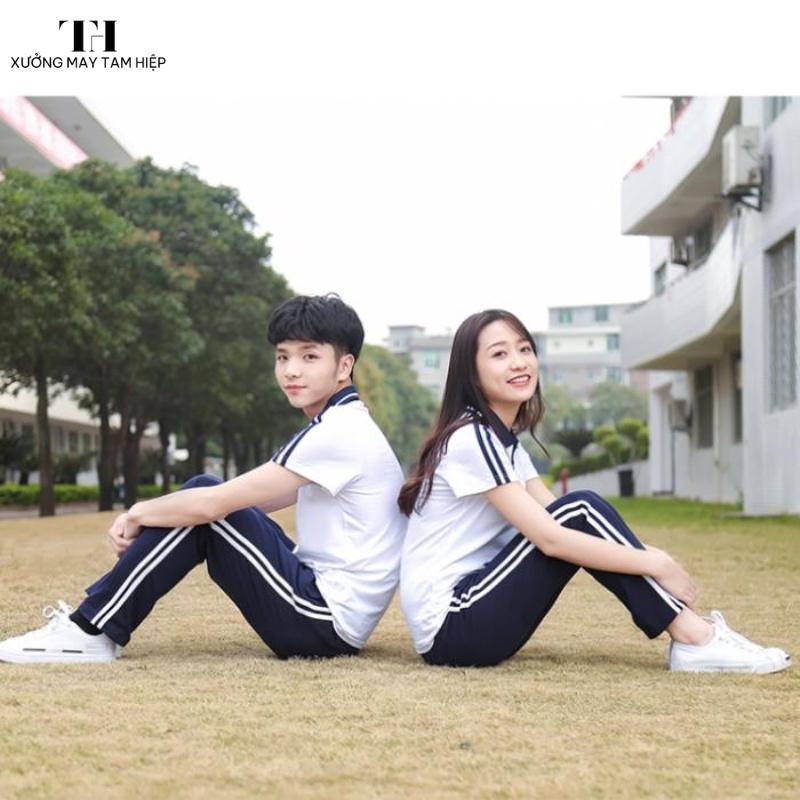 Đối với học sinh Trung học Phổ Thông, đồng phục thể dục được thiết kế trưởng thành hơn và thẩm mỹ hơn.