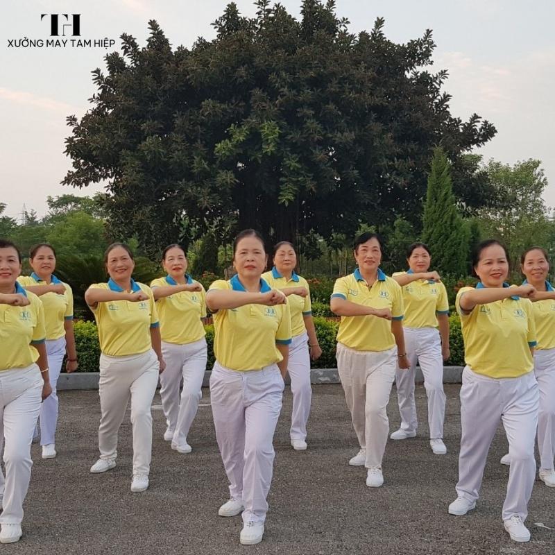 Đồng phục thể dục làm tăng sự kết nối và tinh thần đồng đội trong các hoạt động thể dục, thể thao.