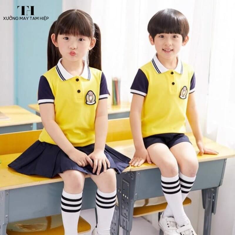 Đồng phục học sinh tiểu học ưu tiên các mẫu đơn giản, dễ thương mà vẫn đảm bảo được tính thời trang.
