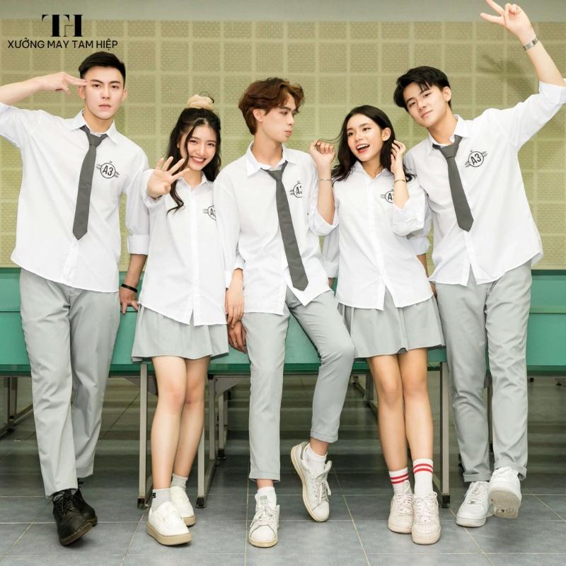 Đồng phục sơ mi học sinh 8 Đồng phục sơ mi học sinh ưu tiên sử dụng chất liệu vải thấm hút mồ hôi, ít nhăn, mịn và dễ giặt ủi.