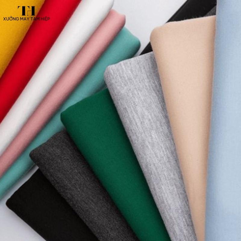 Đồng phục dành cho thể thao cần ưu tiên sử dụng chất vải mềm, nhẹ, thấm hút mồ hôi và dễ giặt ủi.