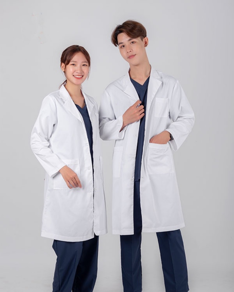 Bác sĩ mặc áo blouse cao cấp trong bệnh viện.