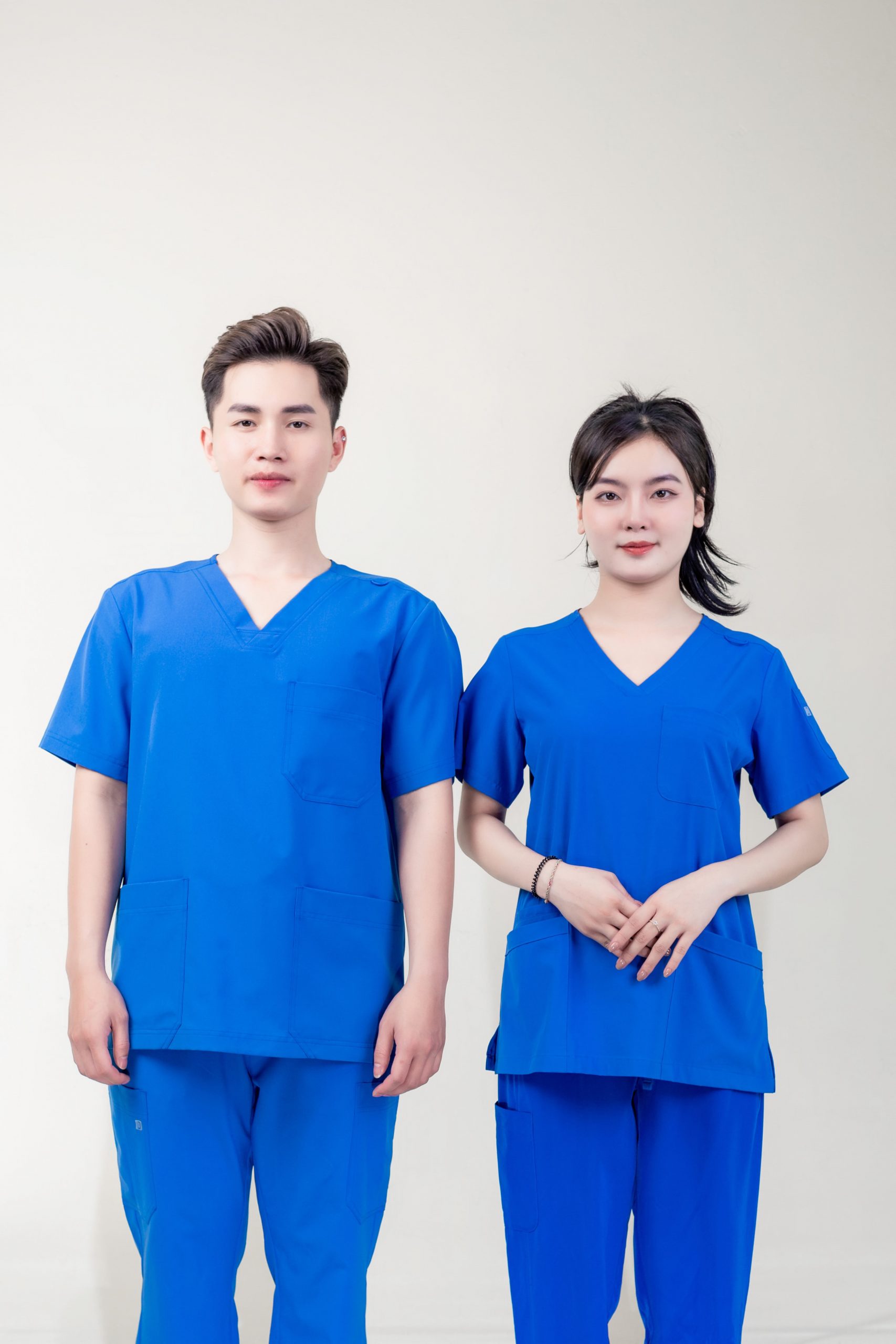 May scrub y tế nên chọn vải gì để không nhăn? 7 Bộ scrub y tế màu xanh biển cổ tim tay ngắn may sẵn