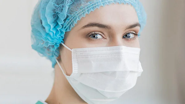 Mũ Y Tế 2 Bác sĩ đội mũ y tế dùng một lần