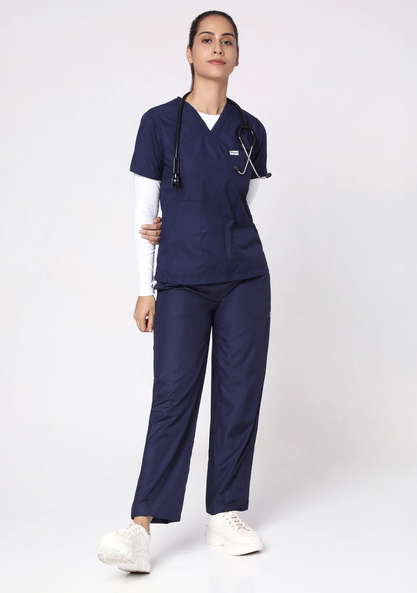 Xưởng may áo blouse ở Hoàn Kiếm, Hà Nội 7 Nhân viên y tế mặc scrub chống nhăn trong phòng khám