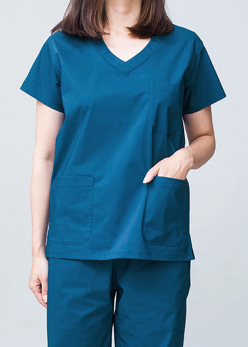 Công nhân đang may áo blouse tại xưởng.