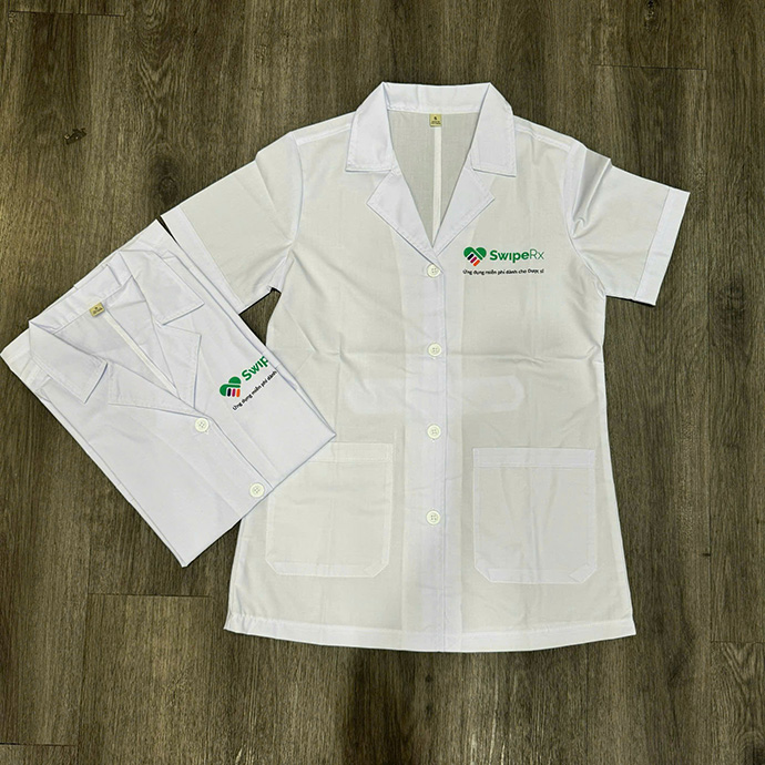 Logo bệnh viện được thêu sắc nét trên áo blouse trắng.