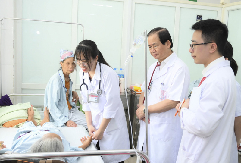Đặt May Quần Đùi Nam Số Lượng Lớn Tại Xưởng May Tam Hiệp 7 Sinh viên Đại học Y Hà Nội mặc áo blouse trắng.
