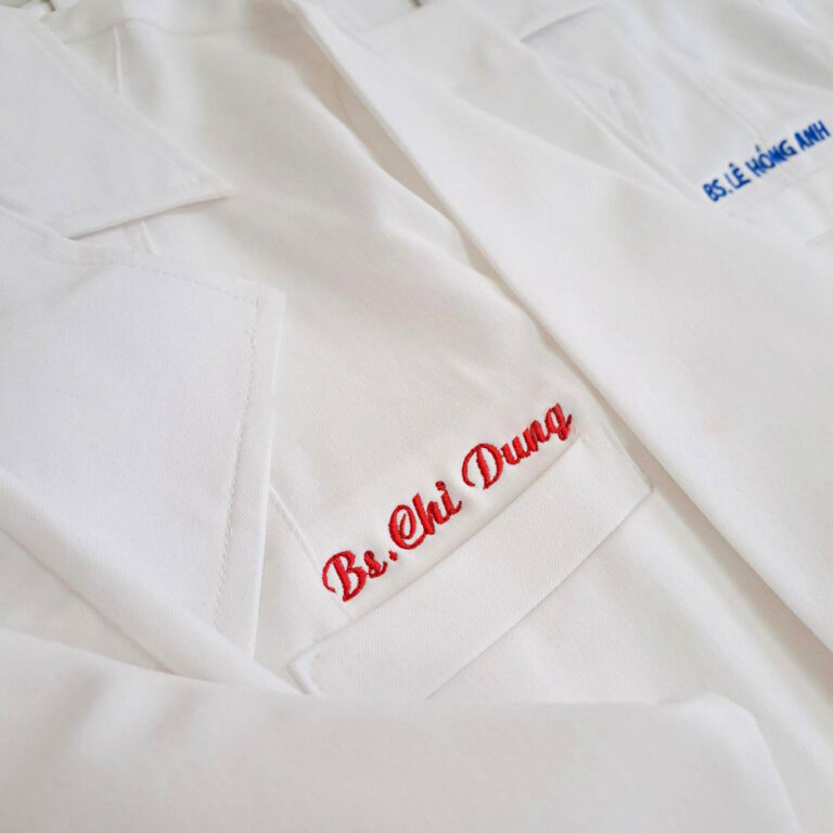 Mẫu đồng phục lễ tân nha khoa cao cấp đẹp 2025 9 Thêu tên, In Logo lên áo blouse để cá nhân hóa và tăng nhận diện thương hiệu cho phòng khám nha khoa