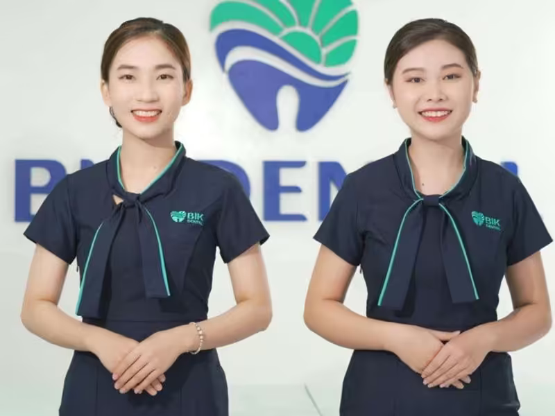 Xưởng may áo blouse ở Thanh Xuân, Hà Nội 7 Nhân viên mặc đồng phục tươi cười chào khách.