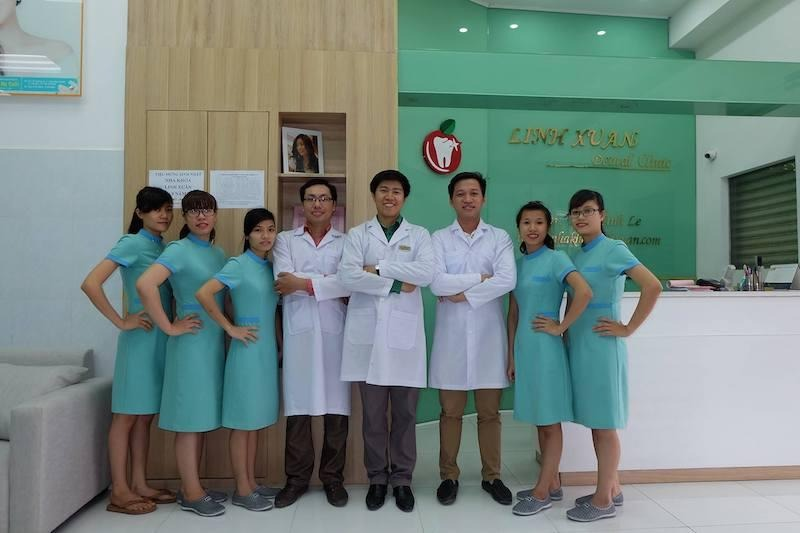 Xưởng may áo blouse ở Thanh Xuân, Hà Nội 10 Khách hàng mặc đồng phục lễ tân nha khoa do xưởng may Tam Hiệp sản xuất