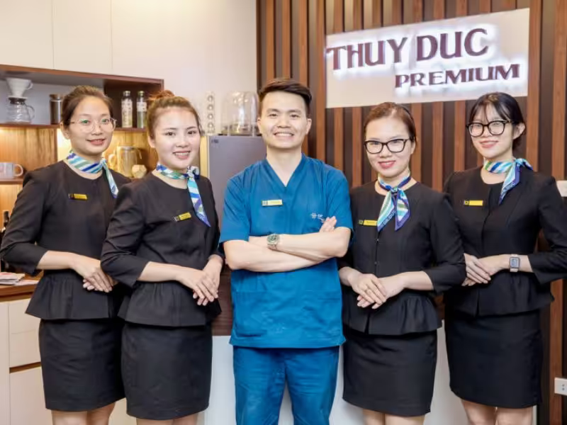 Xưởng may áo blouse ở Thanh Xuân, Hà Nội 8 Nhân viên lễ tân và bác sĩ cùng đứng tại quầy, thể hiện sự đồng bộ trong trang phục