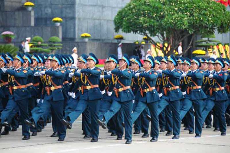 Xưởng may áo blouse ở Thanh Xuân, Hà Nội 7 Phi công không quân Việt Nam trong lễ duyệt binh.