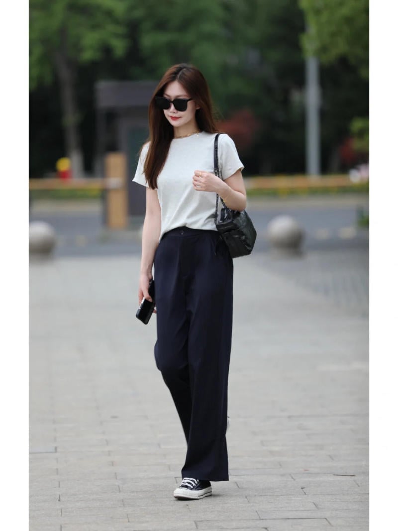 Xưởng may áo blouse ở Thanh Xuân, Hà Nội 13 Áo ren trắng kết hợp quần tây đen