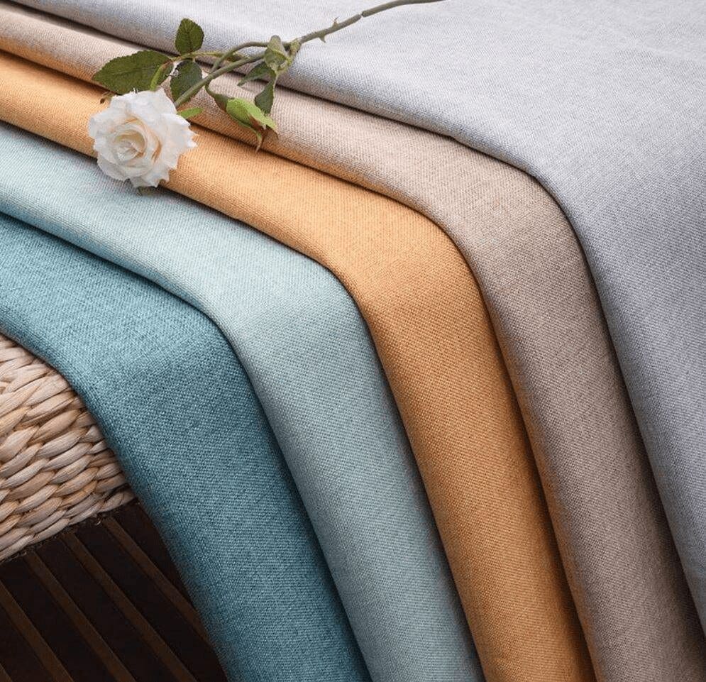 Các mẫu màu vải linen được trải xòe như quạt trên bàn trưng bày.