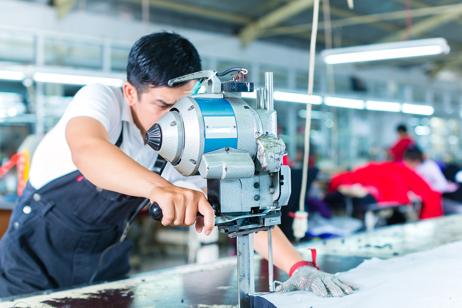 Công nhân may đồ bộ tại xưởng Tam Hiệp.