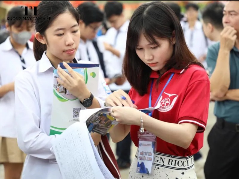 Hình ảnh sinh viên mặc đồng phục Đại học Thủ đô Hà Nội luôn gây ấn tượng bởi vẻ ngoài thanh lịch, năng động và đầy tự tin. Bộ đồng phục này không chỉ thể hiện tinh thần đoàn kết mà còn là biểu tượng của sự chuyên nghiệp và niềm tự hào của sinh viên Thủ đô 3