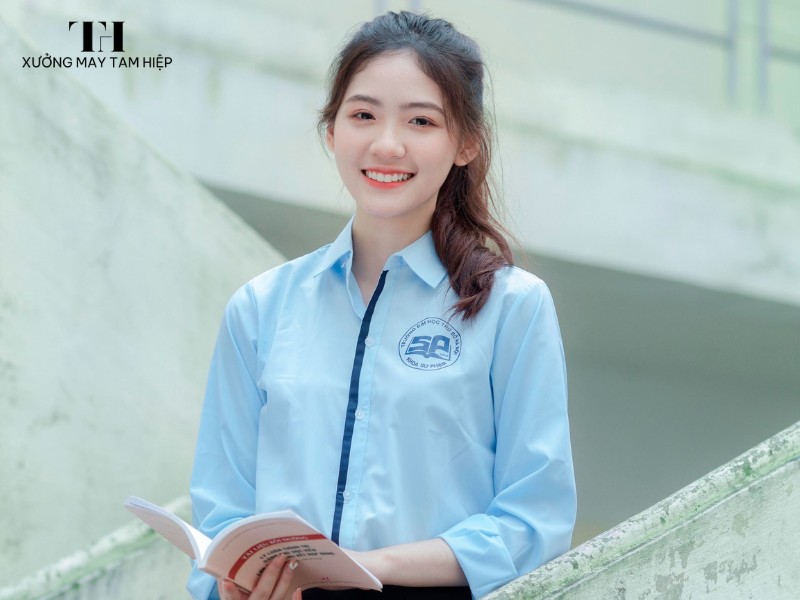 Hình ảnh sinh viên mặc đồng phục Đại học Thủ đô Hà Nội luôn gây ấn tượng bởi vẻ ngoài thanh lịch, năng động và đầy tự tin. Bộ đồng phục này không chỉ thể hiện tinh thần đoàn kết mà còn là biểu tượng của sự chuyên nghiệp và niềm tự hào của sinh viên Thủ đô 1