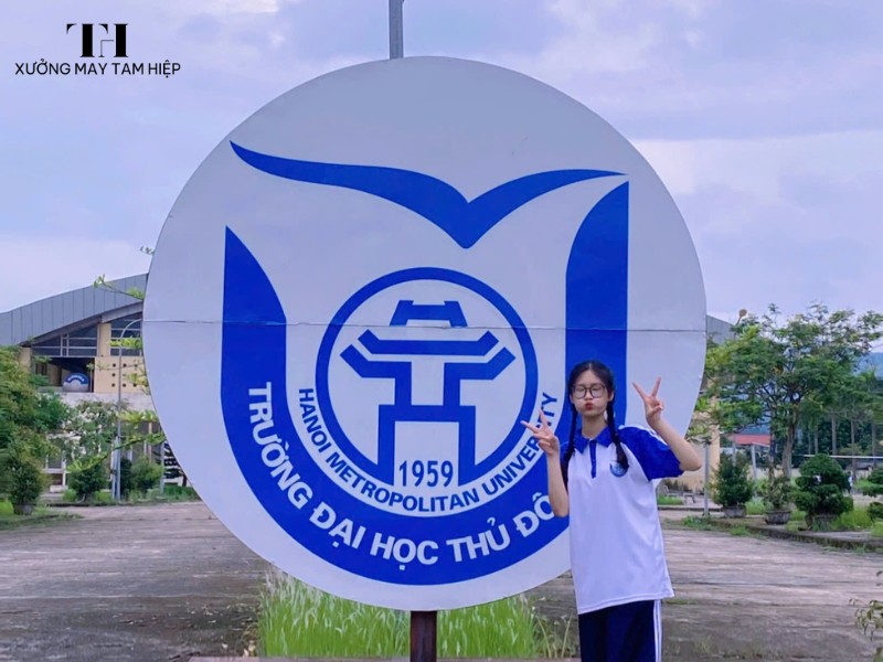 Hình ảnh sinh viên mặc đồng phục Đại học Thủ đô Hà Nội luôn gây ấn tượng bởi vẻ ngoài thanh lịch, năng động và đầy tự tin. Bộ đồng phục này không chỉ thể hiện tinh thần đoàn kết mà còn là biểu tượng của sự chuyên nghiệp và niềm tự hào của sinh viên Thủ đô 6