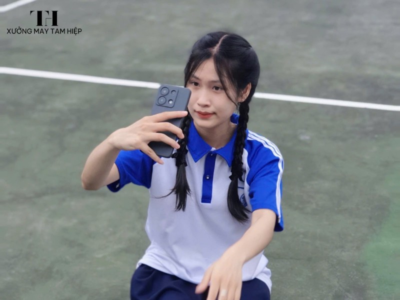 Hình ảnh sinh viên mặc đồng phục Đại học Thủ đô Hà Nội luôn gây ấn tượng bởi vẻ ngoài thanh lịch, năng động và đầy tự tin. Bộ đồng phục này không chỉ thể hiện tinh thần đoàn kết mà còn là biểu tượng của sự chuyên nghiệp và niềm tự hào của sinh viên Thủ đô 2