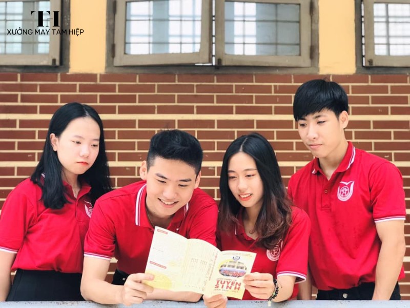 Hình ảnh sinh viên mặc đồng phục Đại học Thủ đô Hà Nội luôn gây ấn tượng bởi vẻ ngoài thanh lịch, năng động và đầy tự tin. Bộ đồng phục này không chỉ thể hiện tinh thần đoàn kết mà còn là biểu tượng của sự chuyên nghiệp và niềm tự hào của sinh viên Thủ đô 5